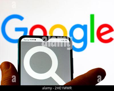 In questa foto è visualizzato il logo Google Search (grigio) sullo smartphone Foto Stock