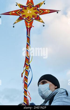 Kramatorsk, Ucraina. 07th Jan 2022. Un uomo ha visto portare un simbolo della stella di Betlemme durante la celebrazione del Natale ortodosso nel centro di Kramatorsk. Il Natale in Ucraina può essere celebrato il 25th dicembre o il 7th gennaio. Ciò è dovuto al fatto che diverse chiese cattoliche ortodosse e greche all'interno dell'Ucraina utilizzano il vecchio calendario 'Giuliano' o il 'nuovo' calendario gregoriano per i loro festival ecclesiastici. (Foto di Andriy Andriyenko/SOPA Images/Sipa USA) Credit: Sipa USA/Alamy Live News Foto Stock