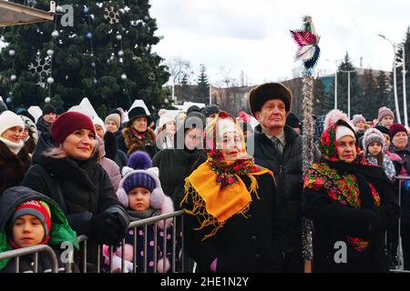 Kramatorsk, Ucraina. 07th Jan 2022. La gente è vista durante la celebrazione del Natale ortodosso nel centro di Kramatorsk. Il Natale in Ucraina può essere celebrato il 25th dicembre o il 7th gennaio. Ciò è dovuto al fatto che diverse chiese cattoliche ortodosse e greche all'interno dell'Ucraina utilizzano il vecchio calendario 'Giuliano' o il 'nuovo' calendario gregoriano per i loro festival ecclesiastici. (Foto di Andriy Andriyenko/SOPA Images/Sipa USA) Credit: Sipa USA/Alamy Live News Foto Stock