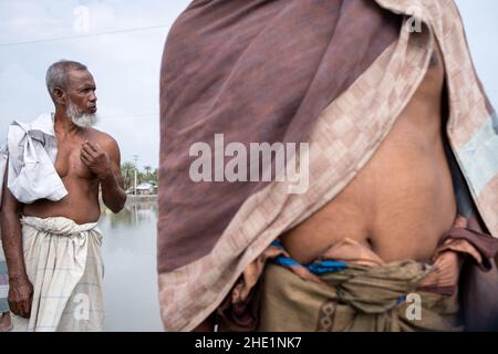 Bangladesh, Provincia di Satkhira, Pratab Nagar il 2021-10-27. Pratab Nagar villaggio gravemente colpito dal cambiamento climatico, tra cui l'aumento dei livelli di acqua, er Foto Stock