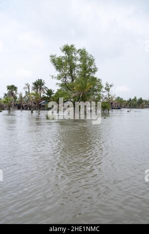 Bangladesh, Provincia di Satkhira, Pratab Nagar il 2021-10-27. Pratab Nagar villaggio gravemente colpito dal cambiamento climatico, tra cui l'aumento dei livelli di acqua, er Foto Stock