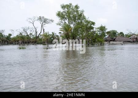 Bangladesh, Provincia di Satkhira, Pratab Nagar il 2021-10-27. Pratab Nagar villaggio gravemente colpito dal cambiamento climatico, tra cui l'aumento dei livelli di acqua, er Foto Stock