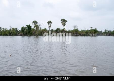 Bangladesh, Provincia di Satkhira, Pratab Nagar il 2021-10-27. Pratab Nagar villaggio gravemente colpito dal cambiamento climatico, tra cui l'aumento dei livelli di acqua, er Foto Stock