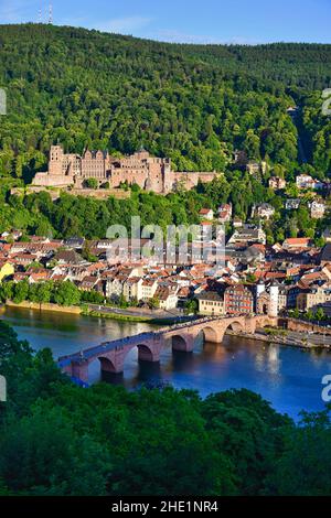 Il centro storico di Heidelberg con il castello, il Ponte Vecchio, il fiume Neckar e la porta del Ponte. Vista dal Philosophenweg. Germania. Foto Stock