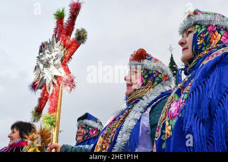 Kramatorsk, Ucraina. 07th Jan 2022. Donne vestite in stile nazionale ucraino mentre portano un simbolo della stella di Betlemme durante la celebrazione del Natale ortodosso nel centro di Kramatorsk. Il Natale in Ucraina può essere celebrato il 25th dicembre o il 7th gennaio. Ciò è dovuto al fatto che diverse chiese cattoliche ortodosse e greche all'interno dell'Ucraina utilizzano il vecchio calendario 'Giuliano' o il 'nuovo' calendario gregoriano per i loro festival ecclesiastici. Credit: SOPA Images Limited/Alamy Live News Foto Stock