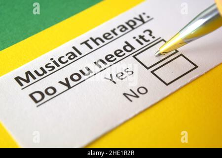 Una persona sta rispondendo alla domanda sulla terapia musicale. Foto Stock