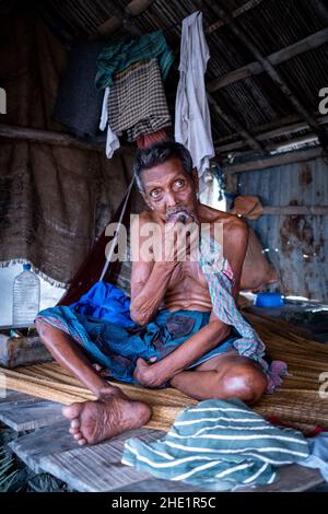 Bangladesh, Provincia di Satkhira, Pratab Nagar il 2021-10-27. Pratab Nagar villaggio gravemente colpito dal cambiamento climatico, tra cui l'aumento dei livelli di acqua, er Foto Stock