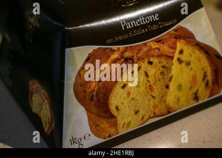 Pane dolce di tipo panettone originario di Milano, solitamente preparato e gustato per Natale e Capodanno. Foto Stock