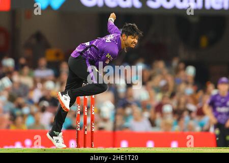 Brisbane, Regno Unito. 08th Jan 2022. Sandeep Lamichhane of the Hobart Hurricanes Bowls Credit: News Images /Alamy Live News Foto Stock