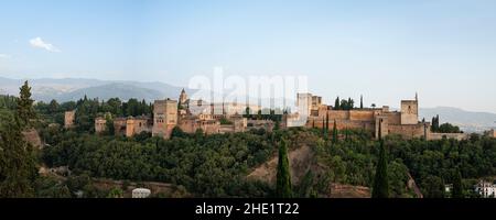 Fotografia panoramica extra-large del paesaggio del complesso monumentale la Alhambra, cielo blu Foto Stock