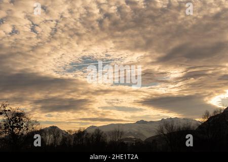 Vaduz, Liechtenstein, 23 dicembre 2021 scenario nuvoloso nel tardo pomeriggio sulle maestose alpi Foto Stock