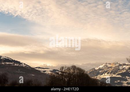 Vaduz, Liechtenstein, 23 dicembre 2021 scenario nuvoloso nel tardo pomeriggio sulle maestose alpi Foto Stock