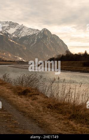 Vaduz, Liechtenstein, 23 dicembre 2021 tardo pomeriggio al fiume reno con le nuvole nel cielo Foto Stock