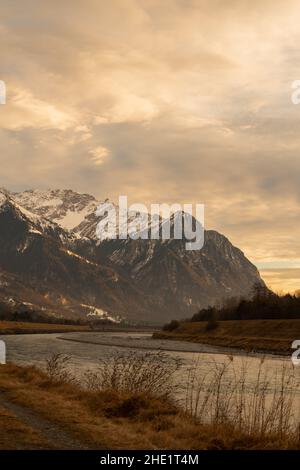 Vaduz, Liechtenstein, 23 dicembre 2021 tardo pomeriggio al fiume reno con le nuvole nel cielo Foto Stock