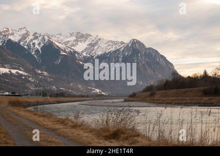 Vaduz, Liechtenstein, 23 dicembre 2021 tardo pomeriggio al fiume reno con le nuvole nel cielo Foto Stock