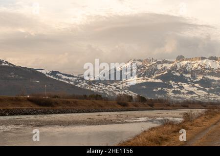 Vaduz, Liechtenstein, 23 dicembre 2021 tardo pomeriggio al fiume reno con le nuvole nel cielo Foto Stock