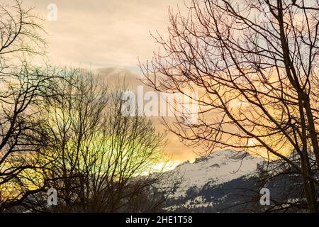 Vaduz, Liechtenstein, 23 dicembre 2021 scenario nuvoloso nel tardo pomeriggio sulle maestose alpi Foto Stock