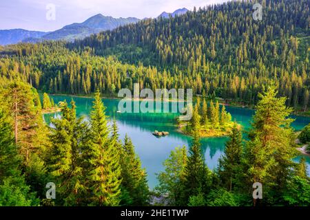 Il lago Alpine Caumasee di Flims, Alpi svizzere, è uno dei laghi più pittoreschi della Svizzera Foto Stock