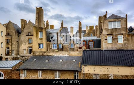 Case medievali caotiche nella storica città di Olt di Saint-Malo, Bretagna, Francia Foto Stock