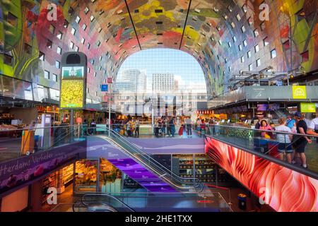 Rotterdam, Paesi Bassi - 20 luglio 2020: Il Markthal, un edificio residenziale e di uffici con un mercato e tribunali alimentari, è un contemporaneo di spicco Foto Stock