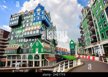 Zaandam, Paesi Bassi - 18 luglio 2020: La città di Zaandam, conosciuta per la sua architettura contemporanea ispirata alla tradizione, è una popolare destinazione di un giorno di viaggio f Foto Stock