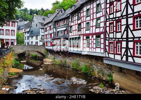 Storica città vecchia di Monschau, famosa per le sue tradizionali case a graticcio, regione Eifel, Germania Foto Stock