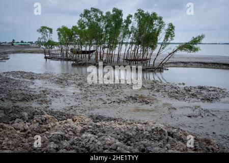 Bangladesh, Provincia di Satkhira, Pratab Nagar il 2021-10-27. Pratab Nagar villaggio gravemente colpito dal cambiamento climatico, tra cui l'aumento dei livelli di acqua, er Foto Stock