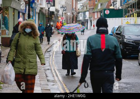 Segale, East Sussex, Regno Unito. 08 Jan 2022. Tempo UK: I visitatori dell'antica città di Rye camminano lungo la strada principale tenendo ombrelloni come più pesante pioggia è previsto più tardi. Photo Credit: Paul Lawrenson /Alamy Live News Foto Stock