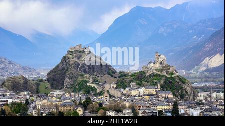 Vista panoramica della storica città di Sion con i suoi due castelli, Chateau de Tourbillon e la Basilica di Valere, spettacolare incastonata tra le Alpi svizzere va Foto Stock