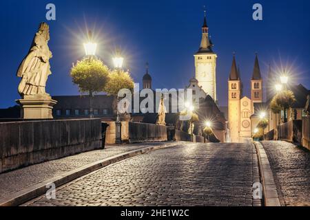 Vista notturna dello storico Ponte Vecchio e della città vecchia di Wurzburg, Baviera, Germania Foto Stock