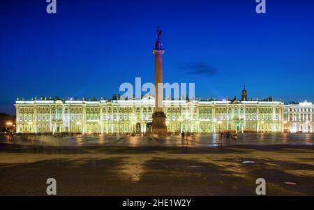 Il palazzo d'inverno, ex residenza dei re, illuminato di notte nel centro storico di San Pietroburgo, Russia Foto Stock