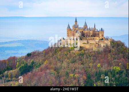 Lo storico castello di Hohenzollern nel Giura Svevo, nelle montagne della Foresta Nera, in Germania, è una popolare destinazione turistica nei pressi di Stoccarda Foto Stock