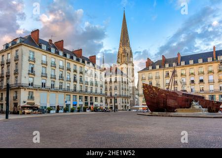 Place Royale piazza nel centro di Nantes, Francia, vista sulla torre di Saint-Nicolas Basilique e la Fontana iconica, il simbolo della città Foto Stock