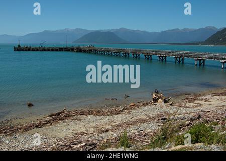 Jetty a Jackson Bay nel Mount Aspiring National Park, West Coast sull'Isola del Sud della Nuova Zelanda Foto Stock