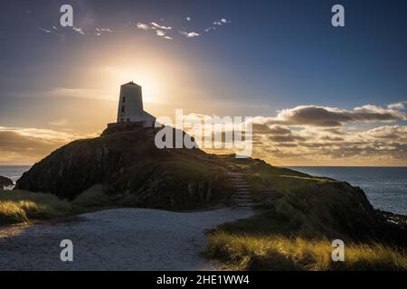 Faro TWR Mawr in inverno sull'isola di Llanddwyn, Isola di Anglesey, Galles del Nord Foto Stock