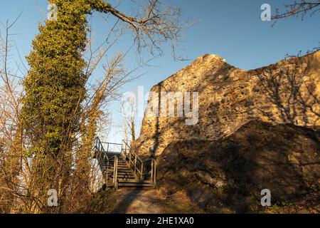 Schellenberg, Liechtenstein, 31 dicembre 2021 rovine storico vecchio castello di metà età Foto Stock