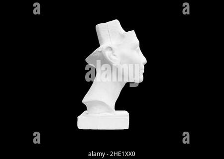Frammento di scultura in gesso di un volto umano isolato su sfondo nero. Foto di alta qualità Foto Stock