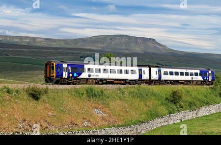 Un treno passeggeri del nord passa da Pen-y-ghent mentre viaggia vicino a Selside sulla ferrovia Settle e Carlisle con un servizio da Leeds a Carlisle. Foto Stock