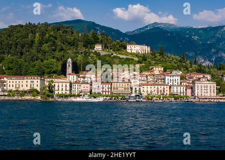 Vista sul lago della città, tra cui la Basilica di San Giacomo, attraverso il lago di Como da un traghetto. Foto Stock