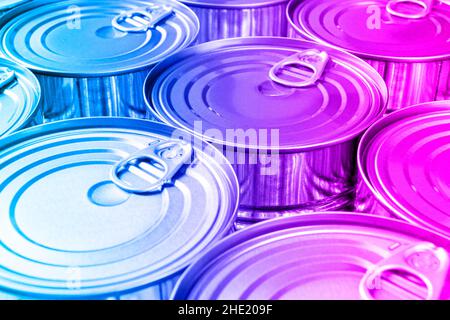 Fondo in lattine di alluminio con apriporta. Lattine in alluminio nei toni del blu e del rosa. Vista dall'alto delle lattine in alluminio per bevande. Bere CAN. Contenitori metallici per imballaggi Foto Stock