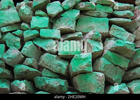 Il muro è rivestito di grandi pietre scheggiate Foto Stock