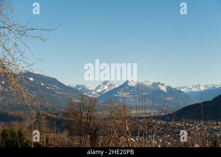 Schellenberg, Liechtenstein, 31 dicembre 2021 splendida vista panoramica sulle montagne svizzere in una giornata di sole Foto Stock