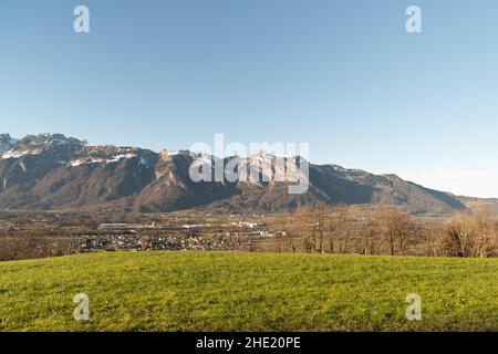 Schellenberg, Liechtenstein, 31 dicembre 2021 splendida vista panoramica sulle montagne svizzere in una giornata di sole Foto Stock