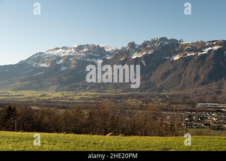 Schellenberg, Liechtenstein, 31 dicembre 2021 splendida vista panoramica sulle montagne svizzere in una giornata di sole Foto Stock