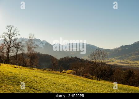 Schellenberg, Liechtenstein, 31 dicembre 2021 splendida vista panoramica sulle montagne svizzere in una giornata di sole Foto Stock