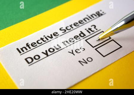 Una persona sta rispondendo alla domanda circa lo screening infettivo. Foto Stock