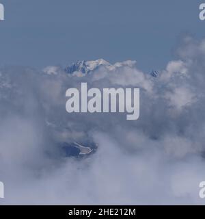 Monte Bianco, 4.807 m cima sopra le nuvole visto dal cantone europeo Vallese in Svizzera, cielo blu nel 2018 soleggiata giornata estiva il mese di agosto. Foto Stock