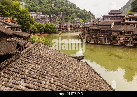 Riverside case in Fenghuang antica città, provincia di Hunan, Cina Foto Stock