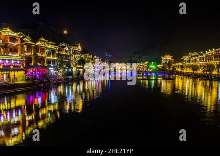 Vista serale dell'antica città di Fenghuang con il fiume Tuo, provincia di Hunan, Cina Foto Stock