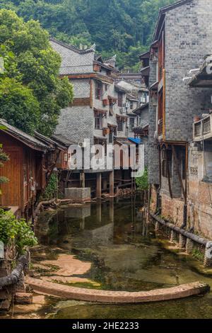 Piccolo fiume nell'antica città di Fenghuang, provincia di Hunan, Cina Foto Stock